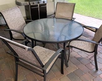 48" Round Outdoor Table w/4 Chairs