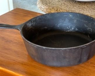 Wagner Ware Sidney Cast Iron Skillet #8 3in H x 10.25in Dia