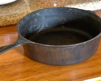 Wagner Ware Sidney Cast Iron Skillet #8 3in H x 10.25in Dia