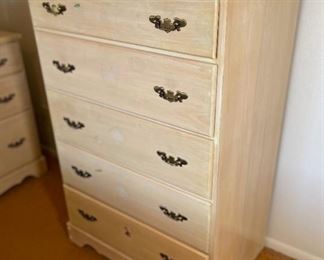 Wills Furniture 5-Drawer Dresser 42x28x18in HxWxD