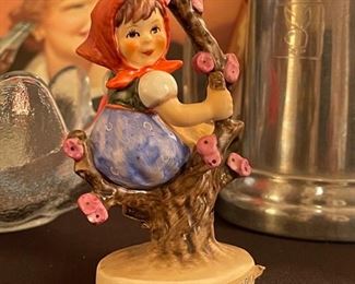 Goebel HUMMEL #141 3/0 Apple Tree Girl"