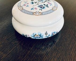 $40 - Rochard Limoges France porcelain lidded trinket box. 3"H x 6"D