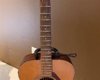 Guitar Yamaha FG-110