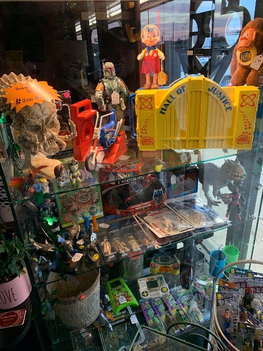 Top Hat Thriftique in Floresville, TX starts on 3/6/2021