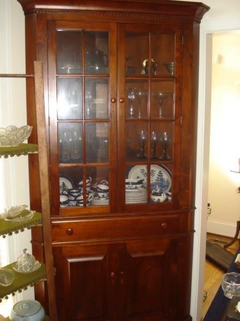 Benbow corner cupbord