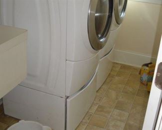 Whirlpool washer & dryer w/storage drawer