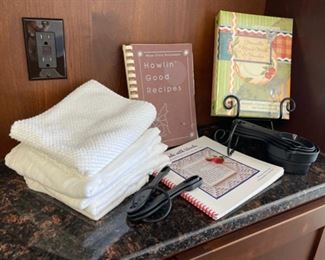 CLEARANCE ! $3.00 NOW, WAS $8.00....................Cookbooks, Kitchen Towels, Tupperware (rack not included) (H058)