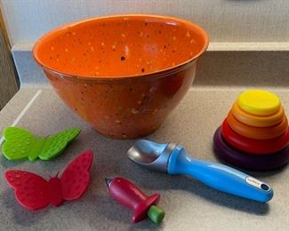 $25.00................Rachel Ray Bowl and more (H042)