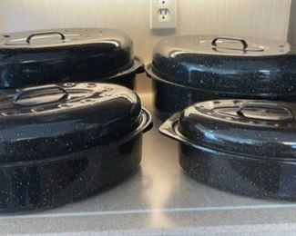 REDUCED! $12.00 NOW, WAS $16.00....................Set of 4 Roasting Pans (H034)