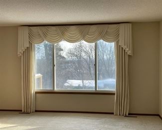 CLEARANCE ! $10.00 NOW, WAS $100.00.....................Custom Drapery and Valance (HHHH)