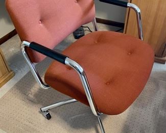 CLEARANCE ! $5.00 NOW, WAS $20.00..............Desk Chair (H022)