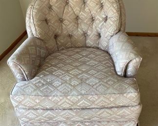 REDUCED! $56.25 NOW, WAS $75.00...............Disque Furniture Chair very good condition (H017)