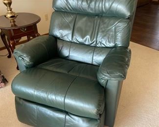 REDUCED! $150.00 NOW, WAS $200.00...............Lazyboy Recliner good condition (H010)