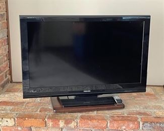 HALF OFF! $25.00 NOW, WAS $50.00................Toshiba 40" LCD TV (H)