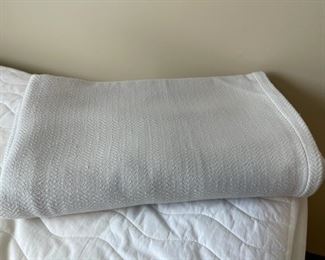 HALF OFF! $8.00 NOW, WAS $16.00..........................Queen Blanket (H335)