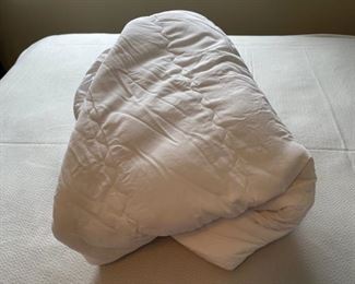 CLEARANCE ! $6.00 NOW, WAS $25.00......................Queen Size Mattress Pad, nice (H314)