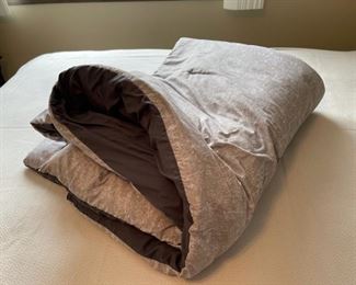 $16.00......................Queen Comforter Down Like Soft (H312)