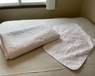 HALF OFF! $25.00 NOW, WAS $50.00..........................King Size Bed Spread and 2 Pillow Shams (H310)