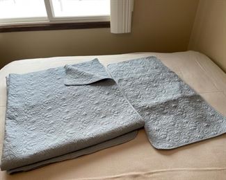 CLEARANCE ! $20.00 NOW, WAS $50.00..........................King Size Bed Spread and 2 Pillow Shams (H309)