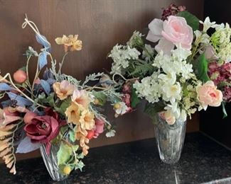 HALF OFF! $8.00 NOW, WAS $16.00......................Floral Decor Heavy Glass Vases (H408)