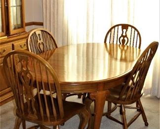 Beautiful oak dining room table with six chairs and two extra leaves.
