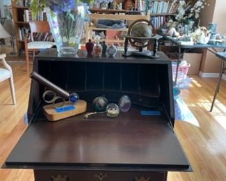 Vintage secretary desk, all drawers lock!