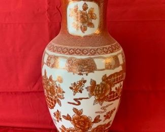 034 Yi Lin Arts and Treasures of China Vase