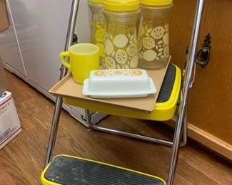 055 Lemon Yellow Pitchers More