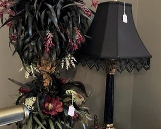 Arrangement and lamp