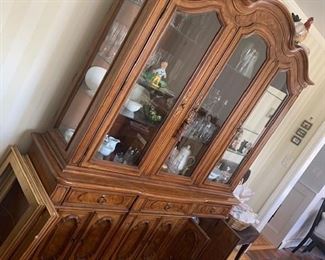 China cabinet w/ 2 interior Top Lights