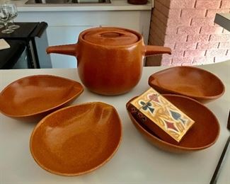 Roseville bean pot + 4 teardrop bowls (set) designed by Ben Siebel