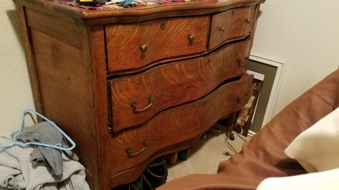 Antique dresser with four drawers in excellent condition