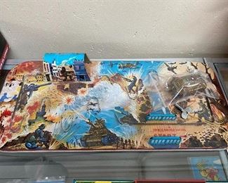 Vintage Tin Litho Battlefield Set with Windup Tank(TPS Made in Japan)