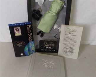 The Franklin Mint - The Jackie Doll Accessories - Palm Beach Vacation Ensemble - With Certificate of Authenticity and Special Brochure Holder