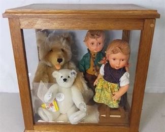 Lot of 4 Doll Items in Wooden and Glass Display Case - Goebel Aus Demhause Plastic Dolls and Margarete Stieff Bears Made in Germany