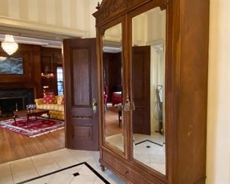 MIRRORED FRONT WARDROBE