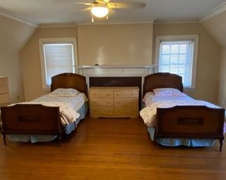 TWIN BEDS
