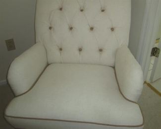 CREAM COLORED SIDE CHAIR