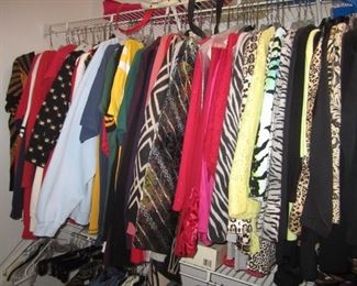 TONS OF WOMEN'S CLOTHING MEDIUM TO LARGE