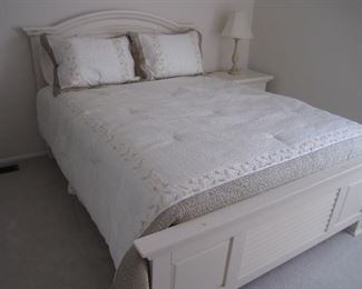 QUEEN SIZE BED AND MATTRESS SET WITH NIGHTSTAND AND CHEST OF DRAWERS