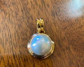 18 K gold blue mabe pearl pendant
