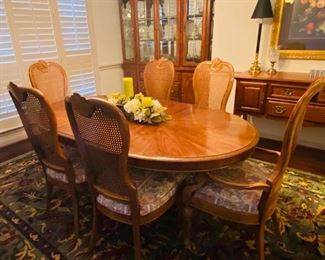 Beautiful dining set with extra Leaf