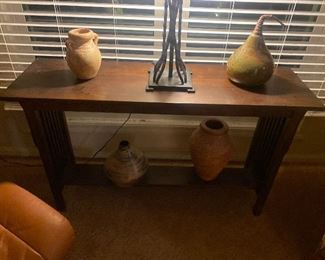Sofa table/pottery