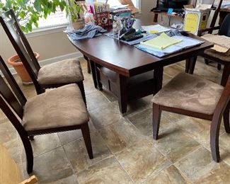 Kitchen table with 2 leaves and 6 chairs 
