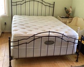 QUEEN SIZE BED