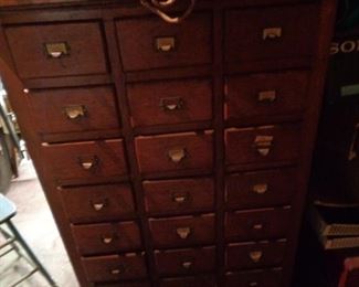 Vintage wooden cabinet with 18 drawers with contents-labelling window and metal drawer pulls