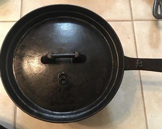 Vintage Cast Iron Footed Cowboy Pot with Long Handle
    Size 8