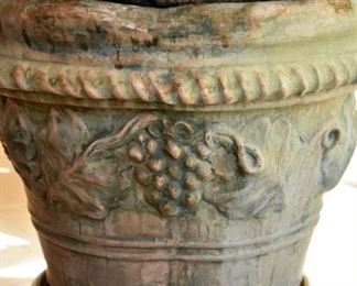 165. Collection of flowerpots 