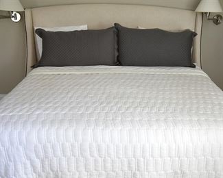 188. bed, linen, pillows