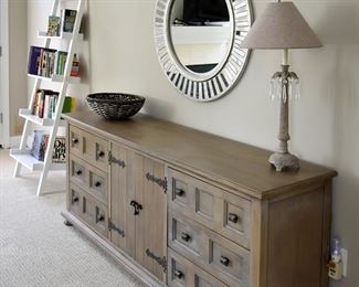 191. Bedroom chest of drawers